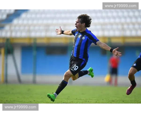 蓝黑信仰飘扬在风中的国际米兰围巾承载荣耀与激情岁月传奇记忆永恒